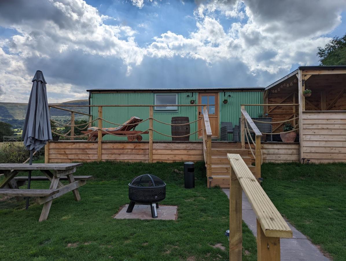 Bespoke Luxury Huts With Hot Tubs. Located In The Black Mountains. Llanveynoe 외부 사진