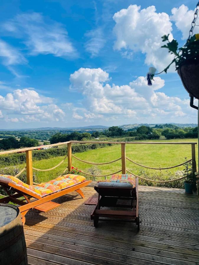 Bespoke Luxury Huts With Hot Tubs. Located In The Black Mountains. Llanveynoe 외부 사진
